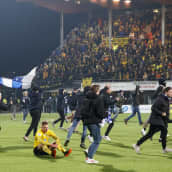HJK:n kannattajat ryntäsivät kentälle mestaruuskamppailun jälkeen.