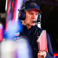 Adrian Newey Japanin GP:ssä 2024 Red Bullin pilttuussa.