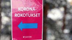 Koronarokotuksesta ilmoittava kyltti Savonlinnan pääterveysasemalla.