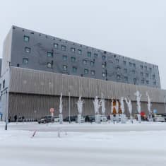 Sairaala Nova ulkopuolelta kuvattuna. Maa on luminen.