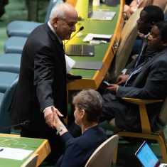 Two people shake hands at the UN General Assembly.