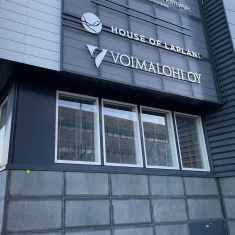 Yrityskylttejä seinällä.