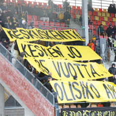 Kuopion palloseuran kannattajajoukko pitelee banderollia Kuopion keskuskentän katsomossa.