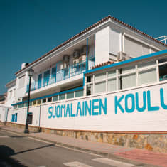 Aurinkorannikon suomalaisen koulun julkisivu Espanjan Fuengirolassa.
