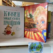 Ukrainankielisiä lastenkirjoja kirjaston hyllyssä. 