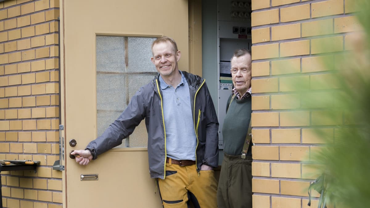Heikki ja Paavo Hamunen omakotitalon ovella.