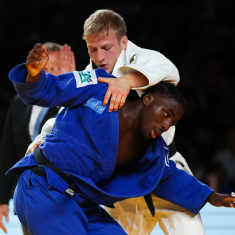 Ranskan Joan-Benjamin Gaba (sininen judogi) vei EM-pronssia mutta oli välillä helisemässä Valtteri Olinin kanssa.