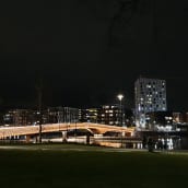 Joensuun Ylisoutajan silta syksyllä iltavalaistuksessa.