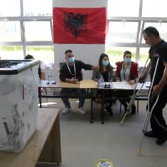 Mies äänestää Albanian parlamenttivaaleissa.