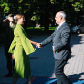 Viron väistyvä presidentti Kersti Kaljulaid ja valittu presidentti Alar Karis tapaamassa elokuun lopussa 2021