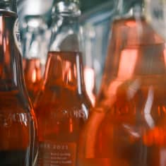 Alkoholijuomia kaupan kylmäkaapissa.