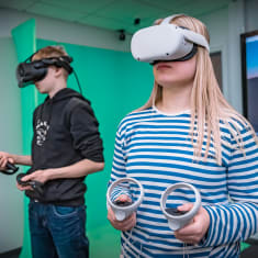 Joel Hänninen ja Nelli Puttonen Vr-lasit päässä.