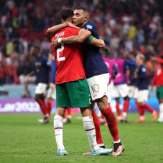 Marokon Achraf Hakimi ja Ranskan Kylian Mbappe halaavat toisiaan.