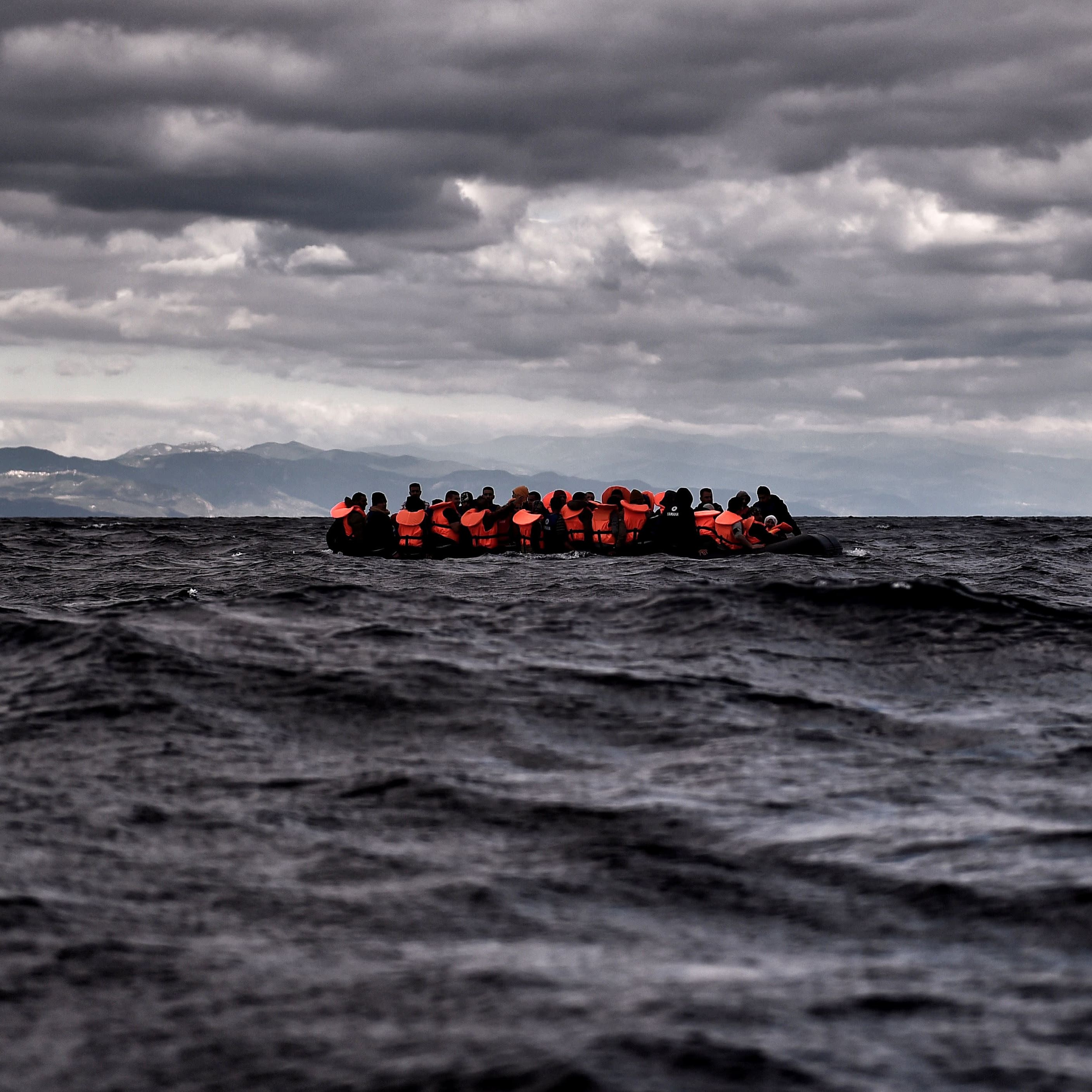 Pakolaisia ja siirtolaisia veneessä Välimerellä lokakuussa 2015.