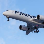 Ett Finnair-flyg i luften.