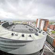 Tampereen areena kuvattuna ylhäältä päin. Taustalla ja horisontissa siintää Tamperetta.
