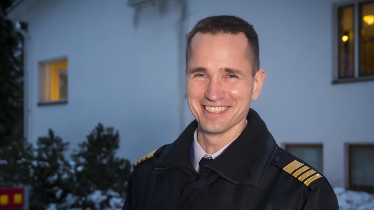 Hymylevä ilmasotakoulun johtaja eversti Henrik Elo, haastattelussa juuri F-35 koneiden valinnan jälkeen.