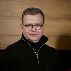 Petteri Orpo pukeutuneena villapaitaan.