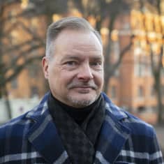 Viestinnän tutkija Pekka Isotalus Tampereen yliopistosta kuvattuna Alli Tryggin puistossa Helsingissä.