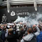 Fanit juhlivat Newcastle Unitedin omistajanvaihdosta.