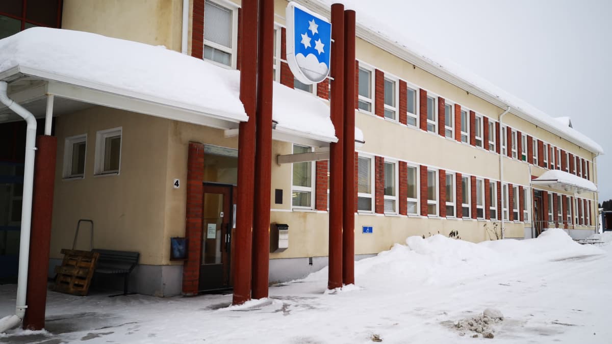 Pellon kunnantalo talvella ulkoa kuvattuna.