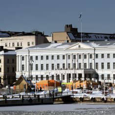 Helsingin kaupungintalo ja kauppatori.