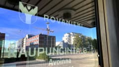 Rovaniemen kaupungintalon ovi, josta heijastuu kaupunki.