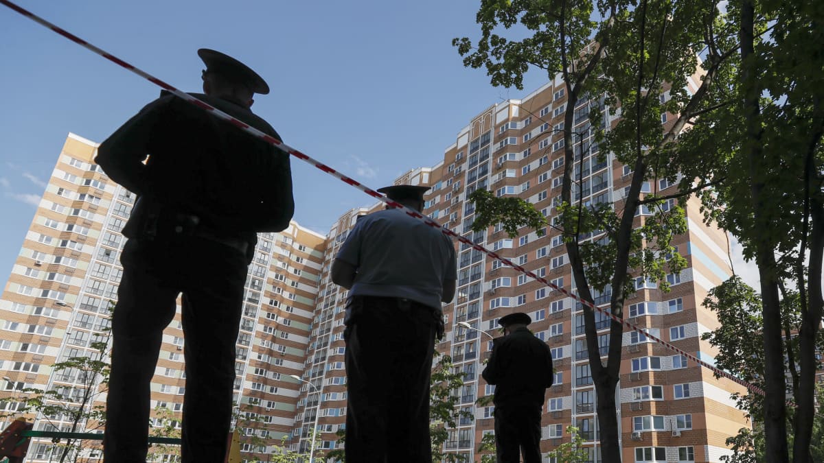 Venäläiset poliisit vartioivat vaurioituneen asuinrakennuksen lähellä Moskovassa Venäjällä 30. toukokuuta tehdyn drone-hyökkäyksen jälkeen.