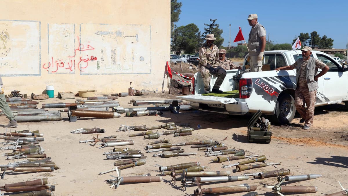 YK:n tunnustaman GNA-hallinnon joukot keräsivät miinoja ja räjähteitä Salah al-Dinin alueella Libyassa 22. heinäkuuta 2020. 