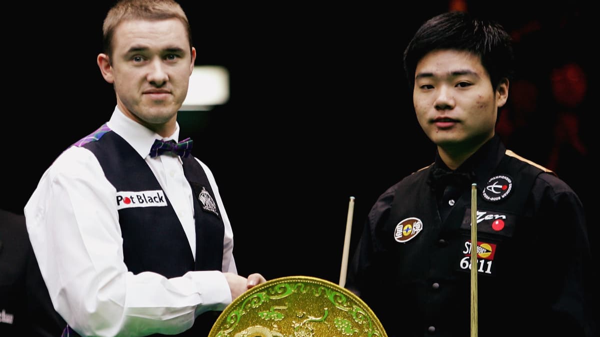 Stephen Hendry joutui tunnustamaan Ding Junhuin paremmakseen vuoden 2005 China Openin finaalissa. Villillä kortilla turnaukseen päässyt Ding sai kotimaassaan aikaan ennennäkemättömän snookerilmiön.