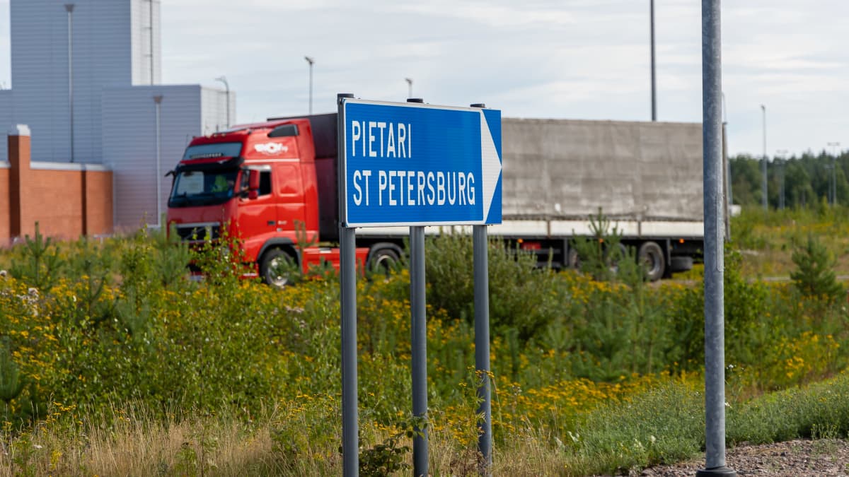 Kuorma-auto odottaa pääsyä Suomeen Vaalimaan raja-asemalla. Pietari-kyltti rekan edessä.