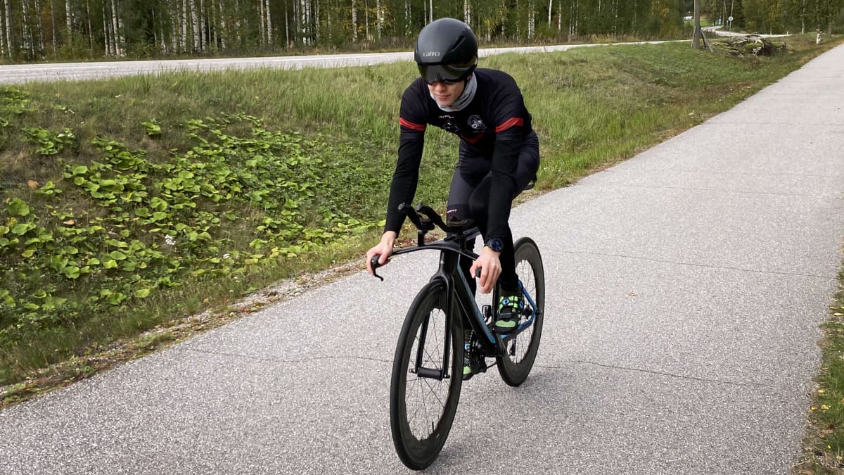 Triathlonisti Juuso Honkanen ajaa pyörällä.