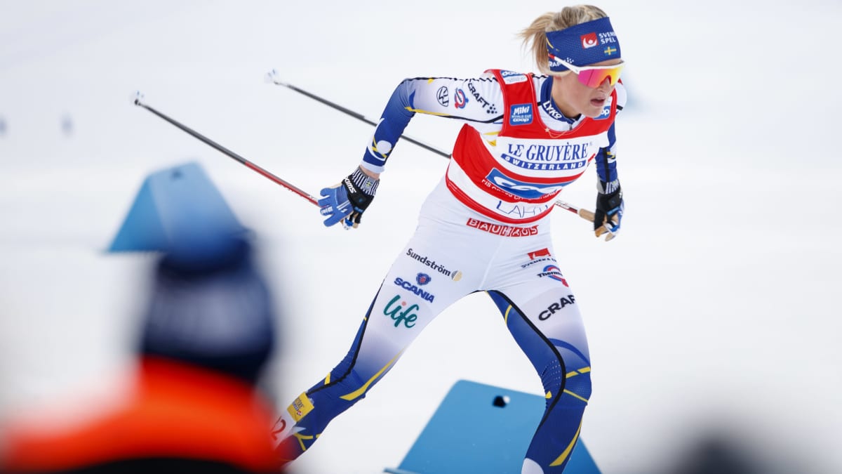 Frida Karlsson hiihtää.