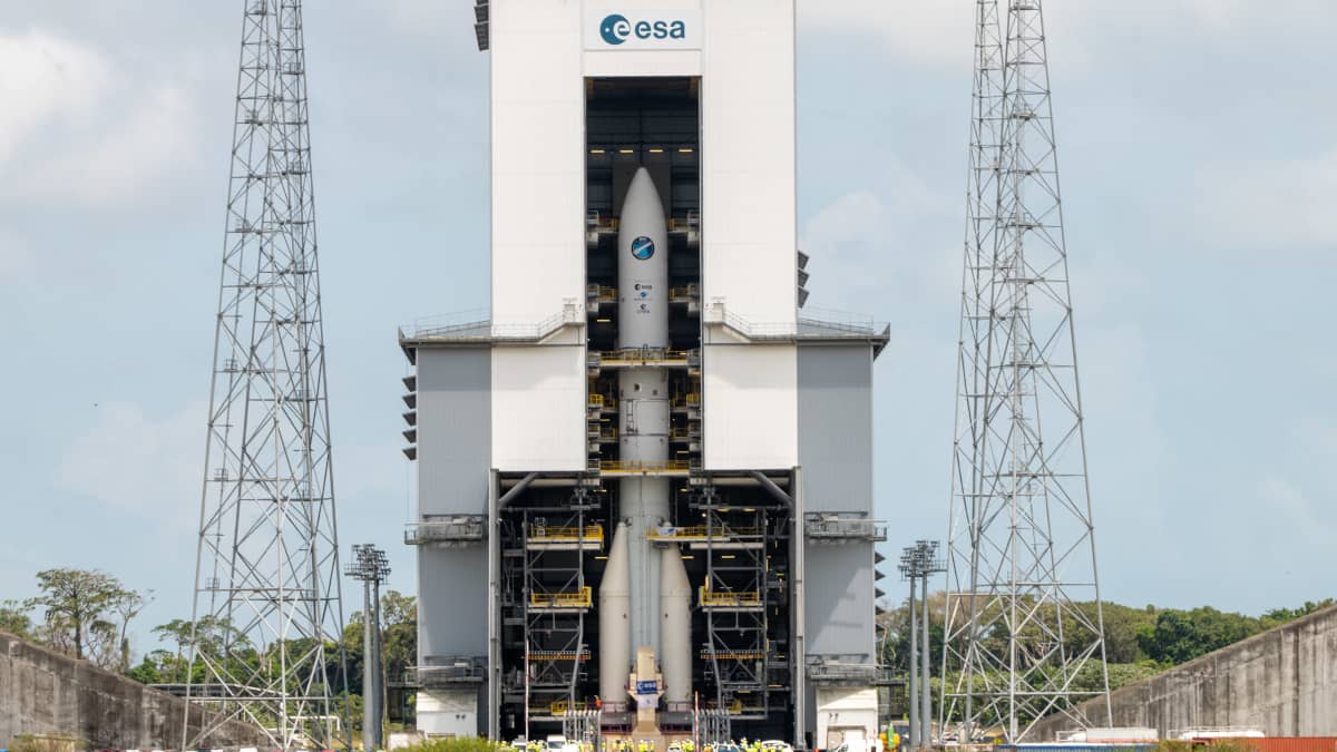 Ariane 6 -kantoraketin luonnollisen kokoinen mallikappale Kouroun avaruuskeskuksen laukaisualustalla testattavana.