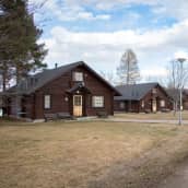 Ruoveden Haapasaaren leirintäalueen mökkejä.