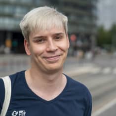 Korona ei juuri huolettanut Helsingissä, mutta suhtautuminen koronaan ja sen torjumiskeinoihin vaihtelee. Klaukkalalainen Jere Montonen on huolissaan lähisukulaistensa mahdollisista koronatartunnoista, mutta ei koronasta muuten.
