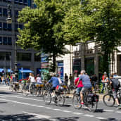 Pyöräilijöitä Berliinin liikenteessä.
