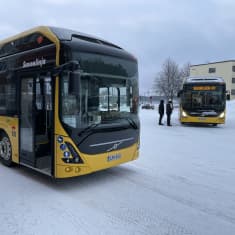 Savonlinjan sähköbussit 13.12.2022. Savonlinnan linja-autoasemalla.