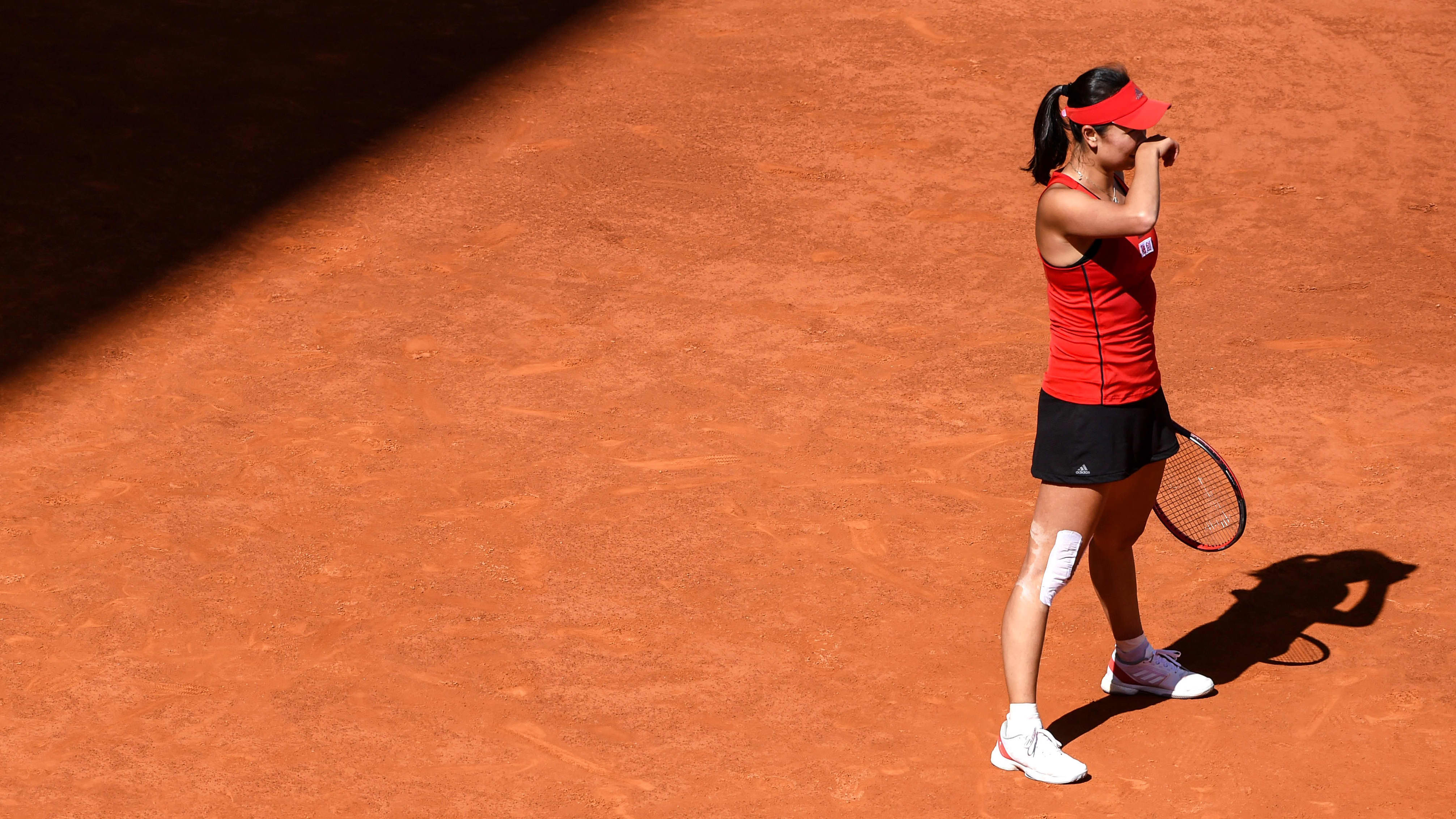 Peng Shuai seisoo tenniskentällä.