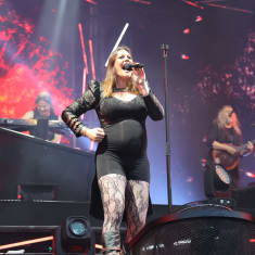 Floor Jansen laulamassa Nightwishin Kiteen keikalla.