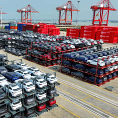 Elbilar väntar på att lastas på ett fartyg i Kina.