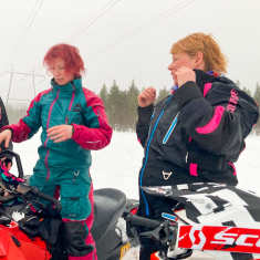  Henna Kaarakainen, Minna Lipponen ja Nina West seisovat, kukin kelkan päällä. Ylhäällä Imatran voimalinja 10.4.2024 (lähellä hiihtosatadionia) Inarissa.