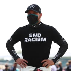 Valtteri Bottas musta paita päällään, jossa lukee "end racism" (suom. lopetetaan rasismi). Hänellä on päällään myös kasvomaski.