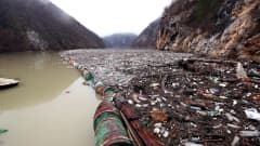 Vesivoimalaitoksen keinotekoinen järvi Drina-joella, peittynyt roskaan.