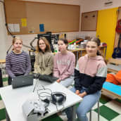 Lappeenrannan Voisalmen koulun 6A -luokan oppilaat Elli Pussinen, Unna Rihkajärvi, Emilia Tuomikoski ja Kaisa Halonen istuvat musiikkiluokan pöydän ääressä.