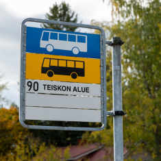 Bussikyltti, jossa lukee linja 90, Teiskon alue.