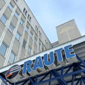 Raute-yhtiön pääkonttori Lahdessa. Kuvassa yhtiön sininen logokyltti ja toimistotornin ikkunoita. 
