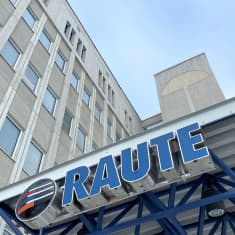 Raute-yhtiön pääkonttori Lahdessa. Kuvassa yhtiön sininen logokyltti ja toimistotornin ikkunoita. 