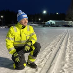 Keltaiseen työhaalariin pukeutunut mies tutkii sulanutta latupohjaa.