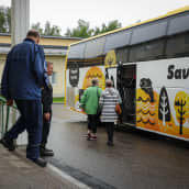 Ihmisiä siirretään bussiin Savonlinnassa järjestetyssä evakuointiharjoituksessa.